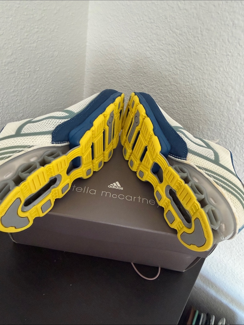 Adidas Stella McCartney woman’s philotes Gym Sneakers - size 7 new in box - Picture 3 of 5